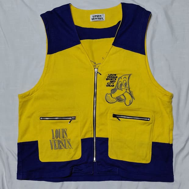 루이 버서스(LOUIS VERSUS) 플루토 캐릭터 자수 니트 베스트