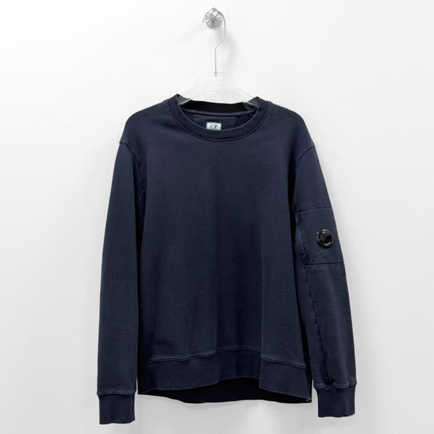 CP컴퍼니 라이트 플리스 렌즈 와펜 맨투맨