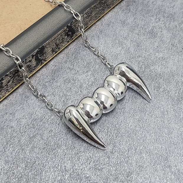 Vampire Teeth 목걸이