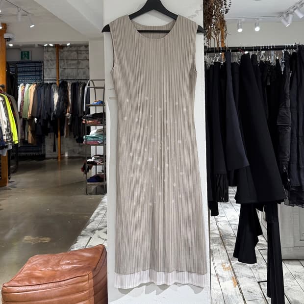 플리츠 플리즈 베이지 퍼포레이션 슬리브리스 드레스