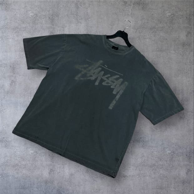 스투시 스탁 빅로고 피그먼트 차콜 반팔티