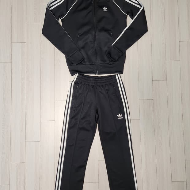 아디다스 블랙 삼선 트레이닝복 상하의 세트xs

아디다스 블랙 삼선 트레