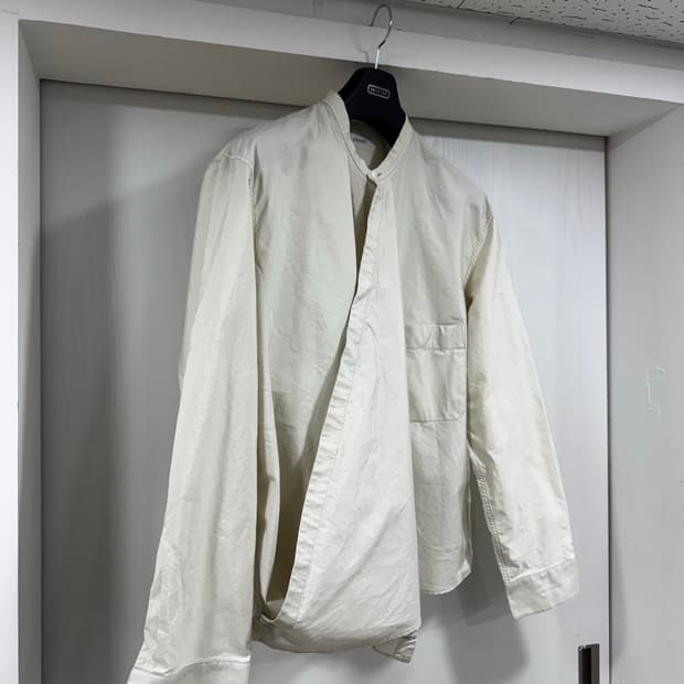 르메르 랩오버 셔츠 라이트 세이지 색상