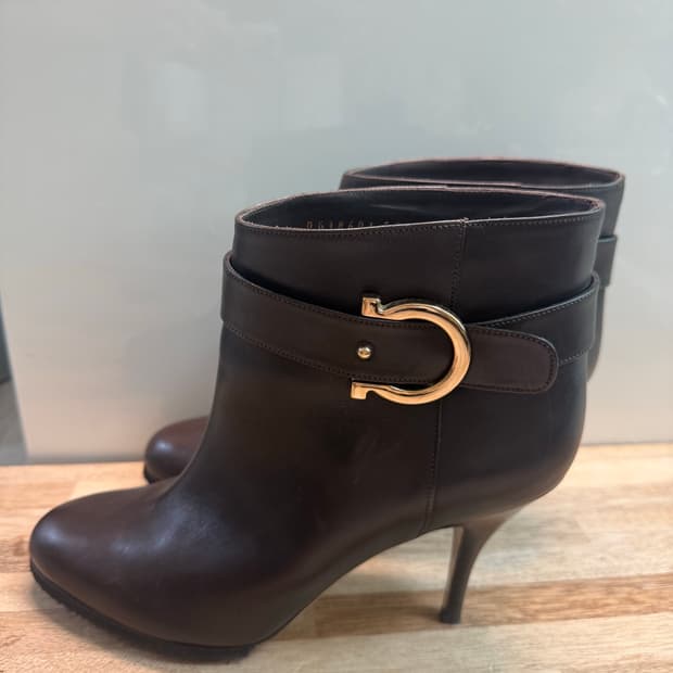 페라가모 간치니 부츠 9사이즈 정품(260)