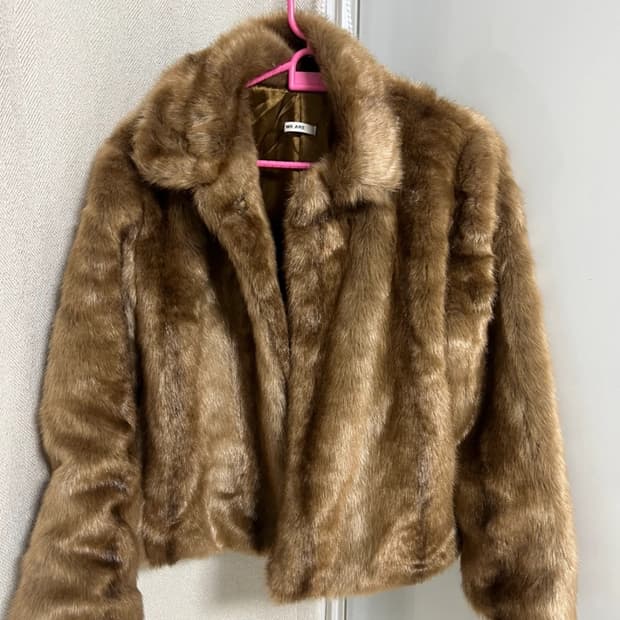 위아(we are) 페이크 퍼