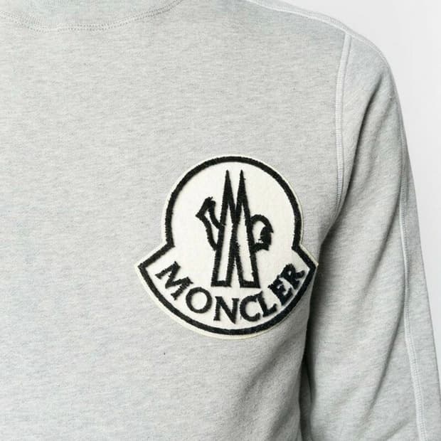 몽클레어 빅로고 스티치 맨투맨(연그레이)