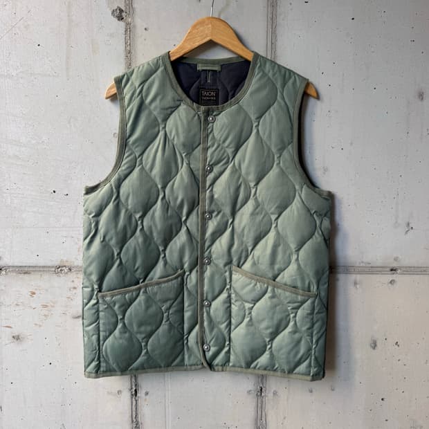 타이온 U-Neck 버튼 베스츠