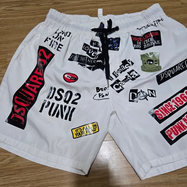 DSQUARED2 화이트 패치 반바지 S