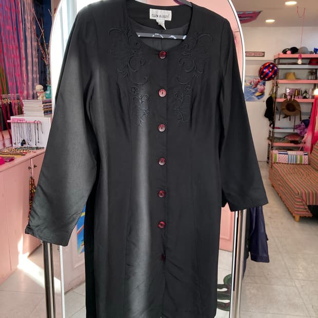 실크 100% 자수 패턴 미디 원피스