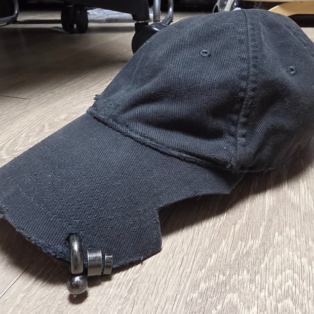발렌시아가 헤비 피어싱 볼캡