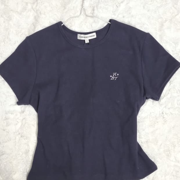 [새상품] 네이비 자수 반팔 티셔츠 에이블리