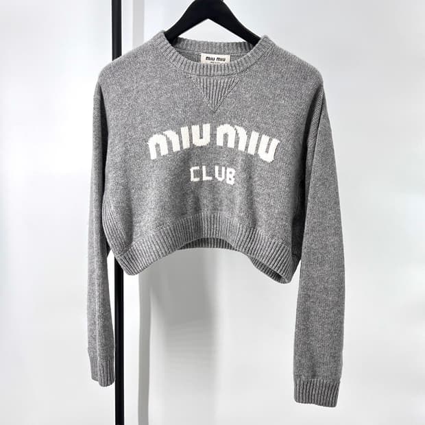 [38사이즈] 미우미우 로고 크롭 캐시미어 니트 그레이 (MML664)