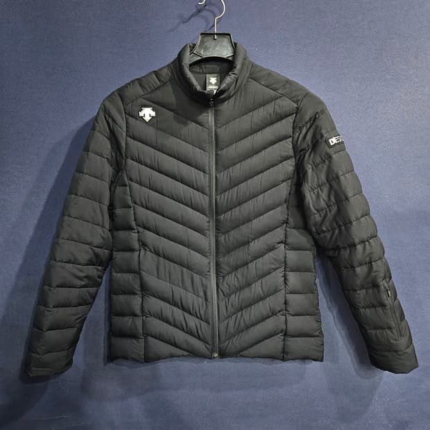 데상트 블랙컬러 남성 슬림핏 95 덕다운 경량패딩 