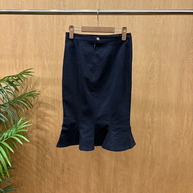 비비안웨스트우드 미디 스커트 밑단 플레어 실루엣 버튼 디테일 딥 네이비