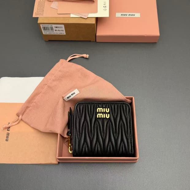 미우 미우 마테라쎄 나파 가죽 동전 지갑 블랙