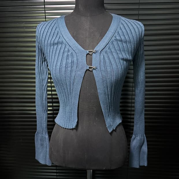 YUSE 유즈 블루 파랑색 하늘색 가디건 카디건 니트 스웨터 골지 크롭 