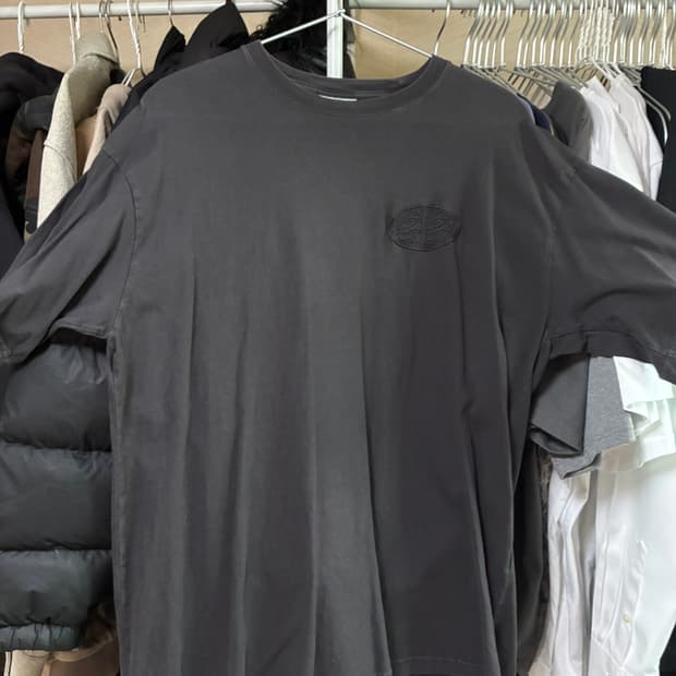 다다이즘 반팔 티셔츠 차콜