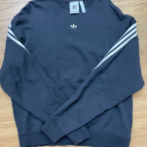 아디다스 검정색 맨투맨 2XL사이즈입니다. 무난한 디자인이라 어느 옷에도