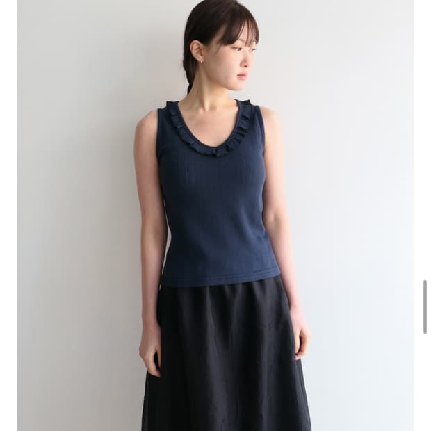 피타 펀칭 프릴 브이 슬리브리스 네이비