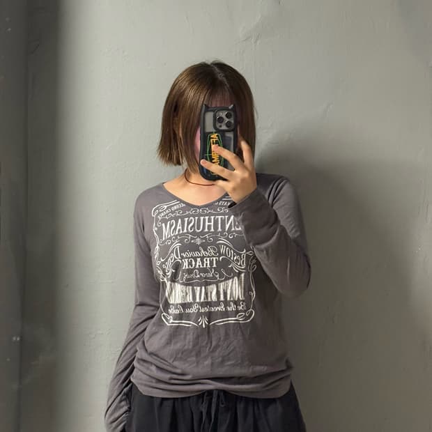 lettering detail v-neck long sleeve