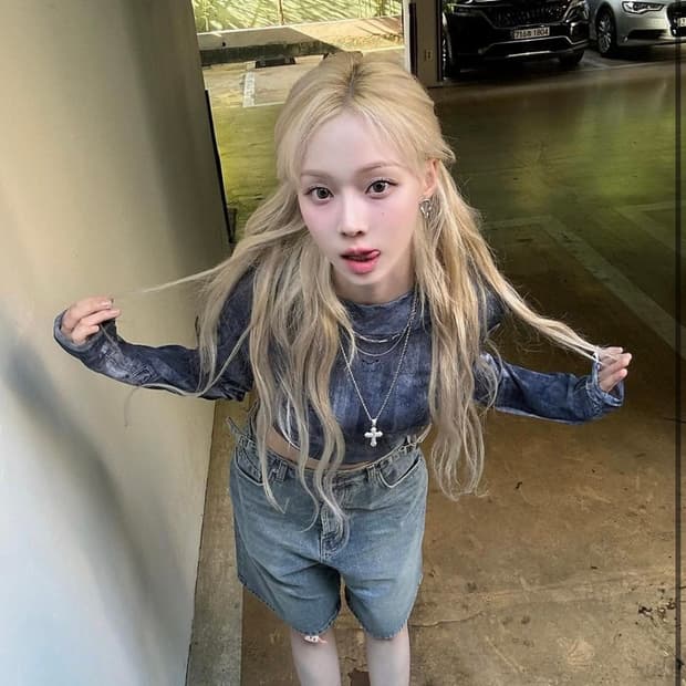 팬시클럽 데님 시스루 워싱 카울 후드 (에스파 윈터 착장)