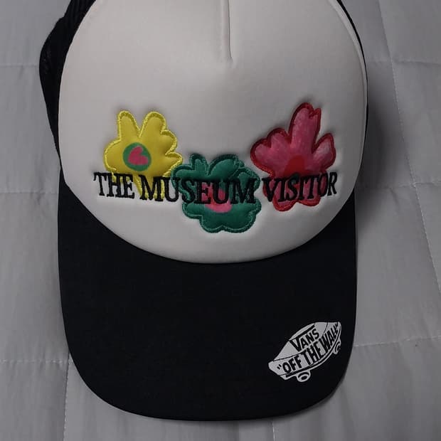 반스 x 더뮤지엄비지터 플로랄 트러커 햇 화이트