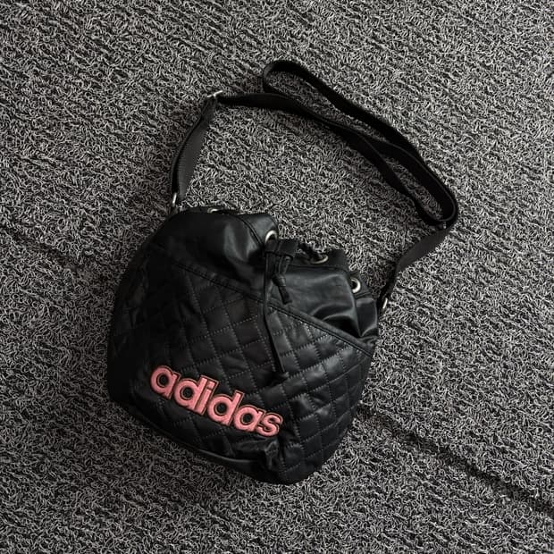 아디다스 퀼팅 소재 새틴 미니 버킷 백팩 3742