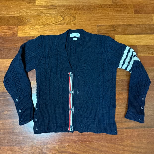 톰브라운  4바 스트라이프 아란 케이블 도니골 울 가디건 2사이즈 판매
