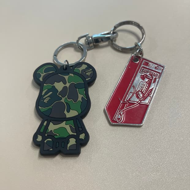 슈프림 + 베이프x베어브릭 키링