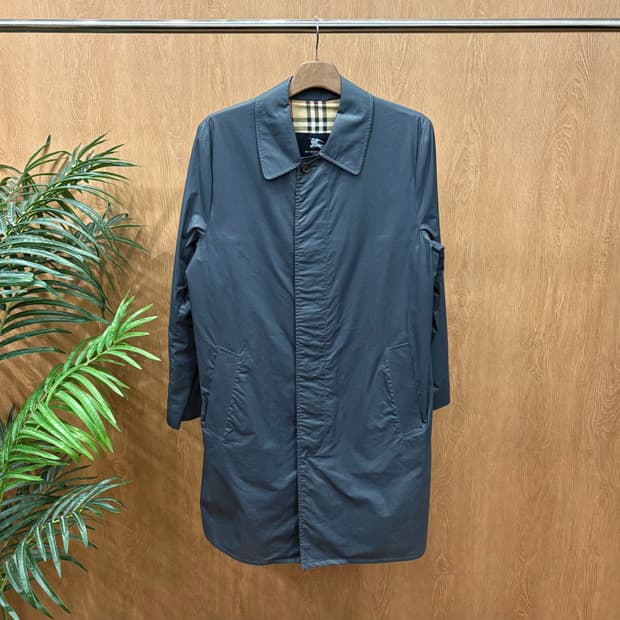 버버리 런던 싱글 롱 코트 체크 안감 배색 히든 버튼 플래킷 디테일 차콜