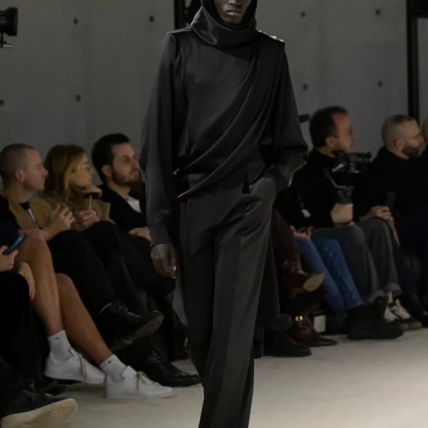 생로랑 23aw 새틴 탑