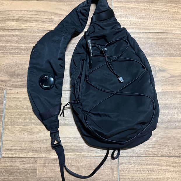 C.P. 컴퍼니 나일론 B 렌즈 크로스백 블랙 - 25FW