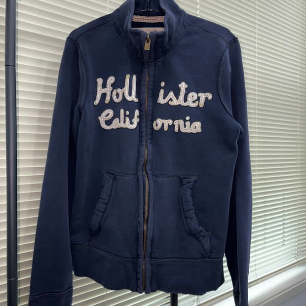 Hollister California Script Appliqué Tra