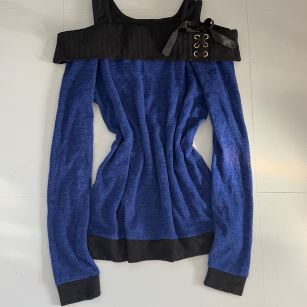 • Blue eyelet off-shoulder knitwear