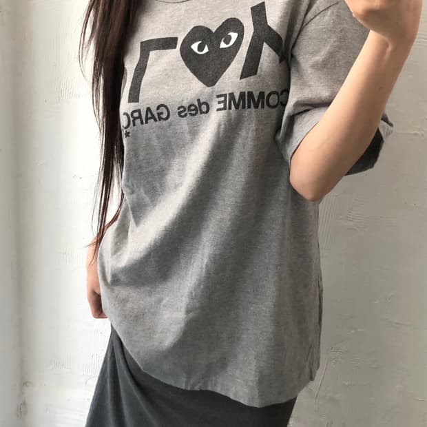꼼데가르송 PLAY로고 그레이컬러 티셔츠