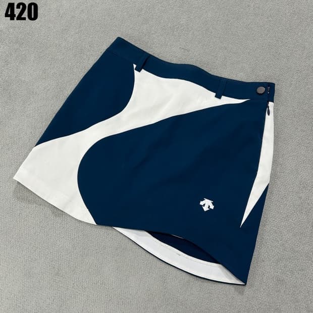 데상트 네이비/화이트 골프 치마 