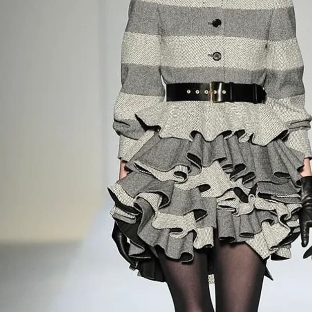 모스키노 헤링본 러플 코트