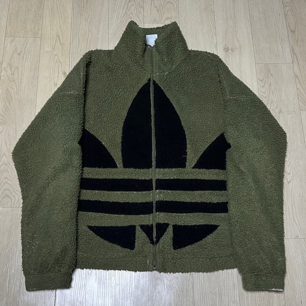 아디다스 파이어버드 카키 후리스