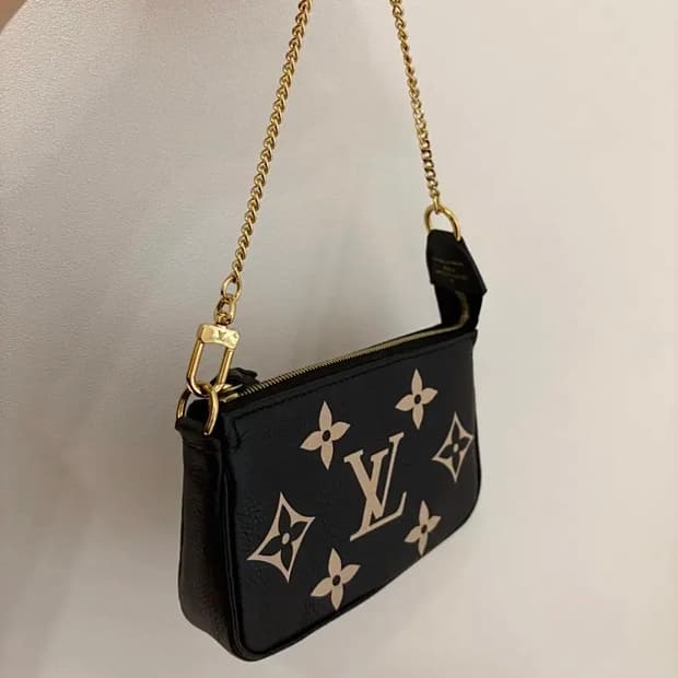 루이비통 악세수아 포쉐트 블랙 정품 새상품급