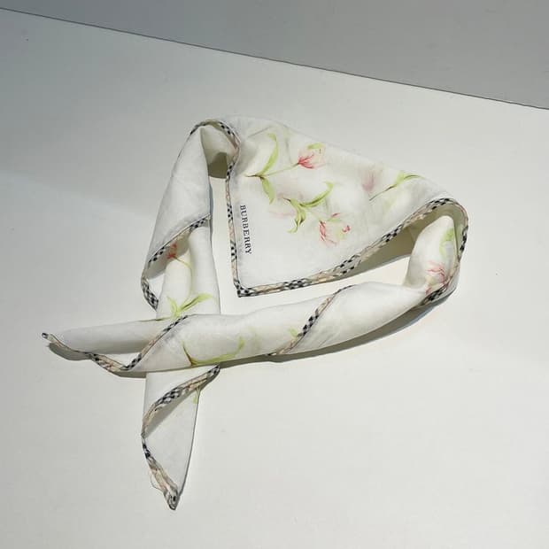 버버리 00s 시그니처 재팬 플라워 쁘띠 반다나 손수건 A1219