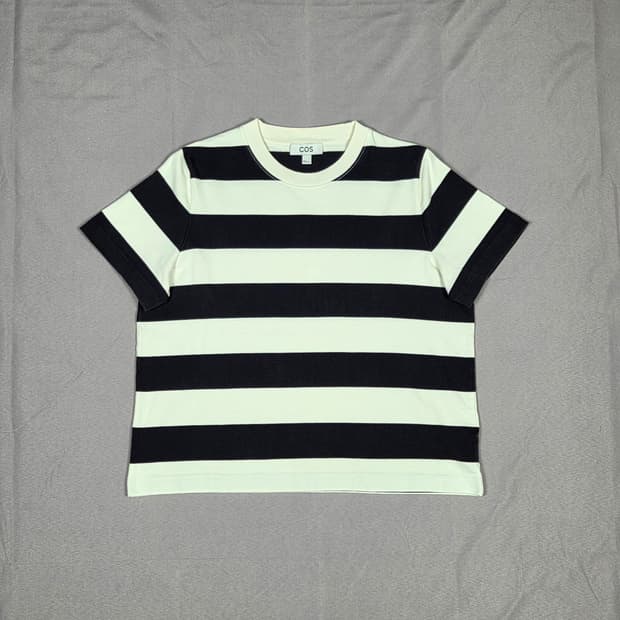 [COS] 클린 컷 스트라이프 레귤러 티셔츠 | S00102