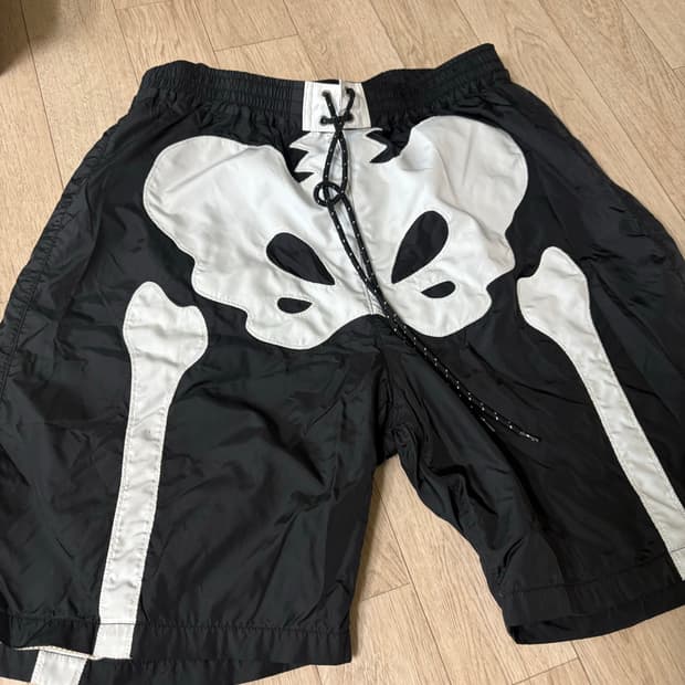 4)캐피탈 나일론 본 쇼츠 블랙 반바지