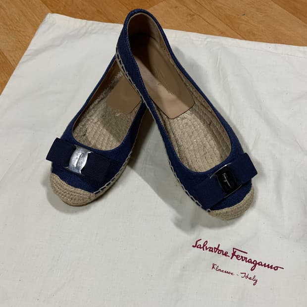 FERRAGAMO 페레가모 보우 디테일 데님 에스파드류(5-M 사이즈)