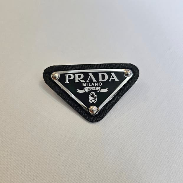 프라다 업사이클링 사피아노 삼각 브로치