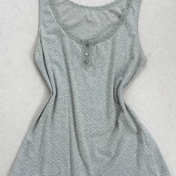 도트 레이스 버튼 디테일 그레이 나시 dot sleeveless