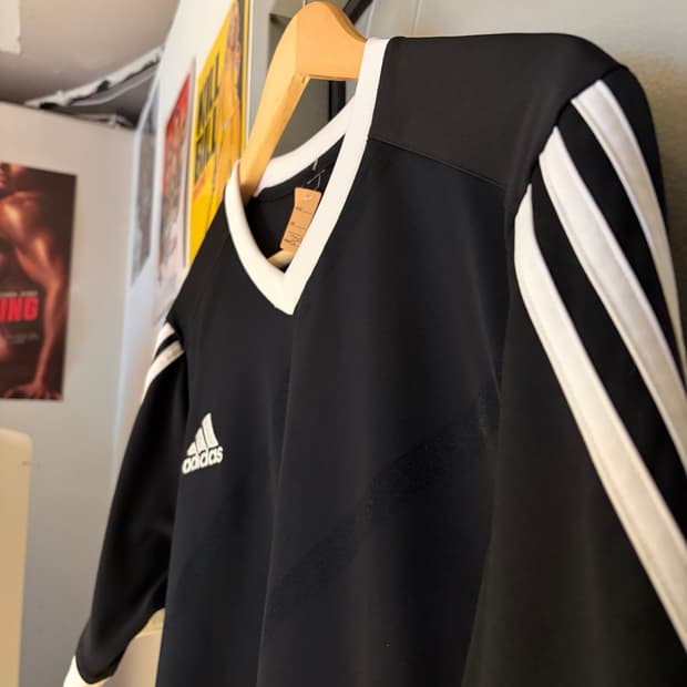 아디다스 브이넥 기능성 반팔