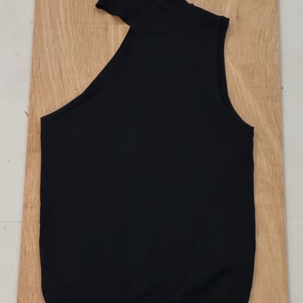 [EGOIST] half shoulder sleeveless