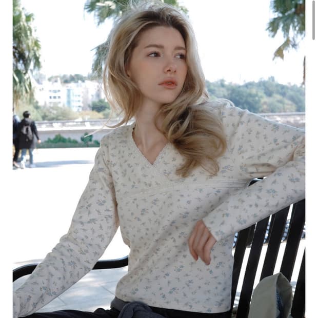 레터프롬문 브이넥 레이스 랩 티셔츠 크림