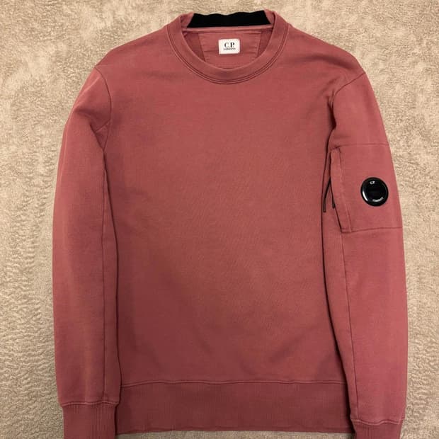  C.P. 컴퍼니 렌즈 디테일 크루넥 스웻셔츠