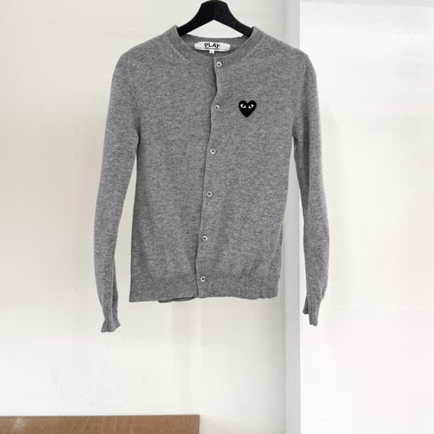꼼데가르송 플레이 그레이 블랙 하트패치 가디건